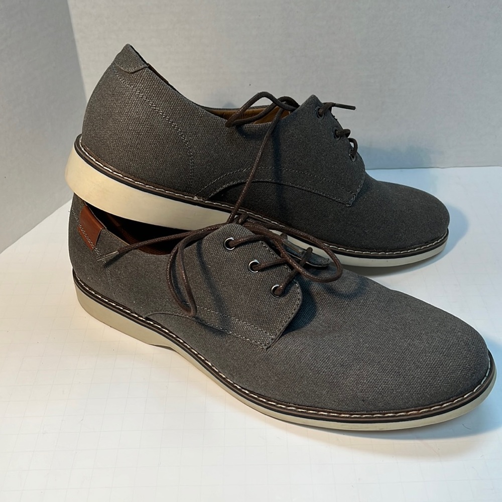 Steve Madden Gray fabric lace up Men’s shoe size 10.5. Gently used